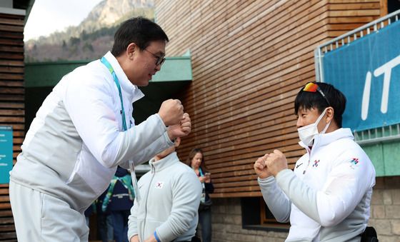 패럴림픽 바이애슬론 선수단 응원하는 최휘영 장관