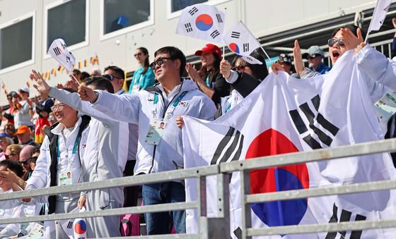 패럴림픽 바이애슬론 응원 나선 최휘영 장관