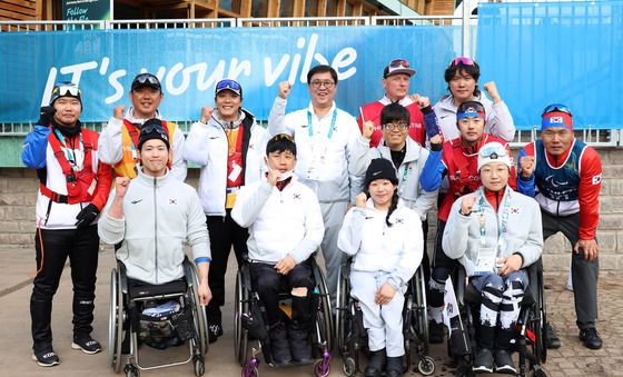 패럴림픽 바이애슬론 선수단과 기념 촬영하는 최휘영 장관