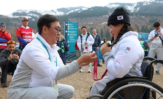 김윤지 선수 메달 바라보는 최휘영 장관