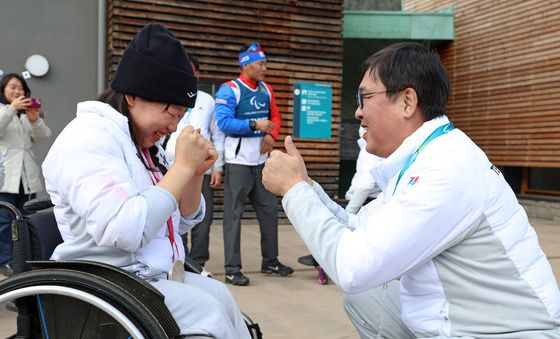 '대회 4번째 메달' 김윤지 격려하는 최휘영 장관