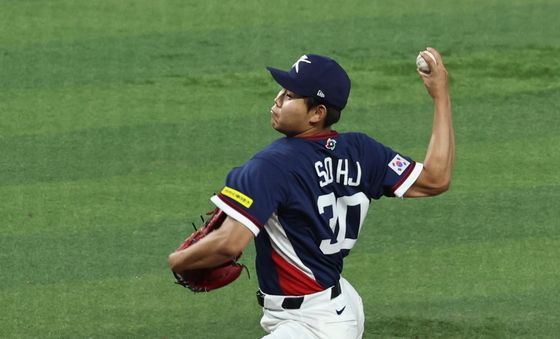 힘차게 공 던지는 소형준