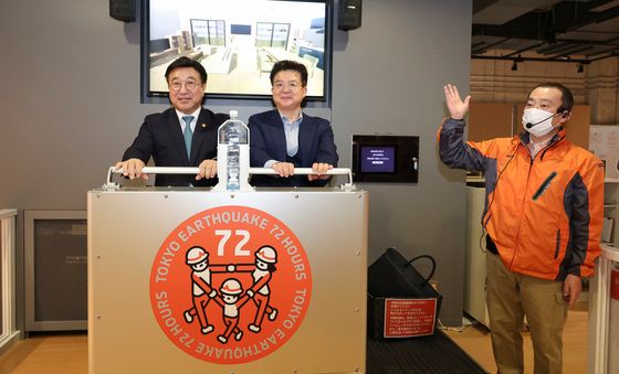 지진 대응 체험하는 윤호중 장관