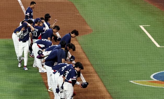 응원 온 팬들에게 인사하는 대한민국 선수단