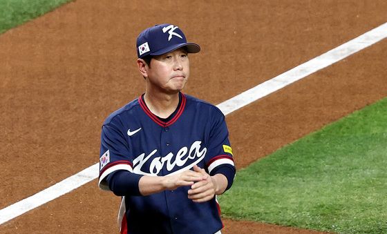 더그아웃 바라보는 류지현 감독