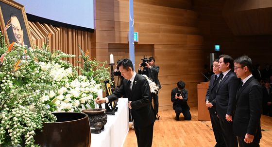 정청래 대표, 故 이해찬 前 국무총리 49재 분향