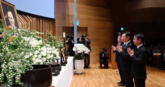 故 이해찬 前 총리 49재 분향하는 인주당 지도부