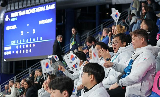 최휘영 장관, 휠체어컬링 혼성 4인조 동메달 결정전 응원