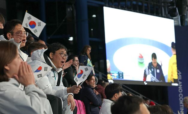 최휘영 장관, 휠체어컬링 혼성 4인조 동메달 결정전 응원