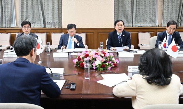 마주 앉은 한일