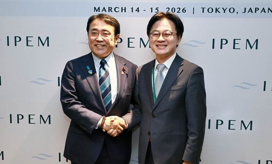 기념 촬영하는 김정관 산업부 장관·아카자와 료세이 경제산업성 대신