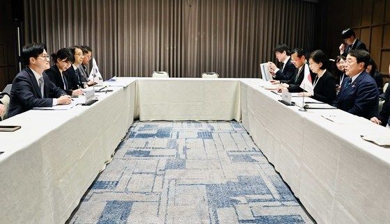 일본 경제산업성 대신 발언 듣는 김정관 산업통상부 장관