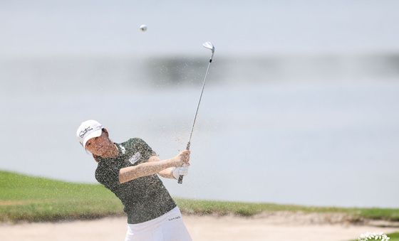 벙커샷하는 김새로미