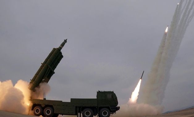 북, 600㎜ 초정밀 다연장 방사포 발사 훈련 진행