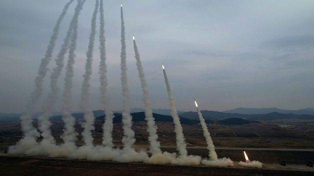 북한 "600㎜ 초정밀다연장 방사포 타격훈련"