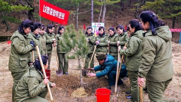 식수절 맞아 나무심기 나선 여맹중앙위원회