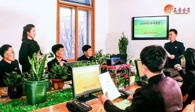 과학적 농사법 협의중인 北 농업위원회