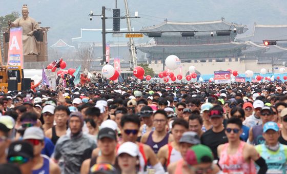 광화문광장 가득 메운 러너들, 서울마라톤 출발