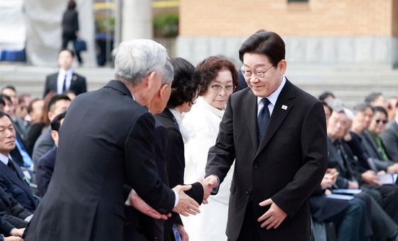 유족들과 인사 나누는 이재명 대통령