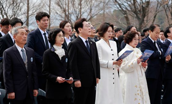 노래 제창하는 이재명 대통령 부부