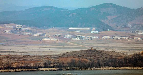 김정은 참관, 600mm 초정밀 방사포 타격훈련 "420㎞ 사정권 적에 불안 줄 것"