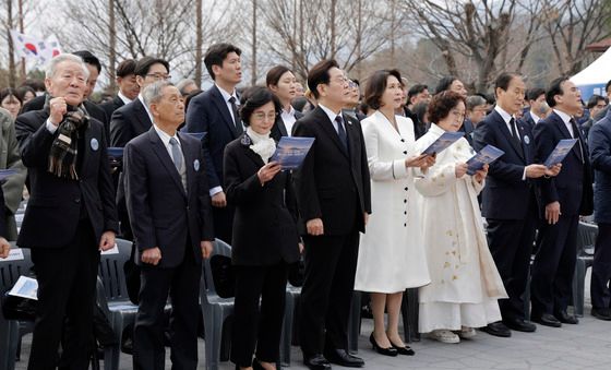 3.15의거 기념식 참석해 노래 제창하는 이재명 대통령 부부