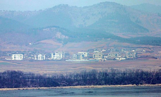 북한, 600mm 초정밀다연장방사포 타격훈련 '김정은과 김주애 참관'