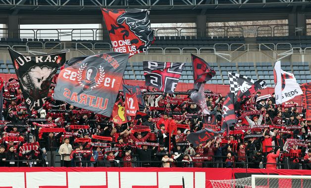 열띤 응원 펼치는 헤르메스