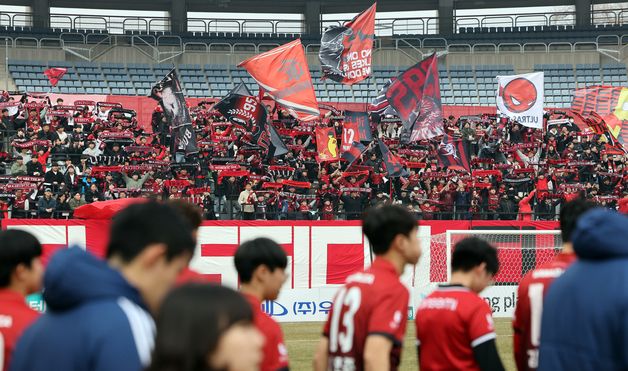 열띤 응원 펼치는 헤르메스