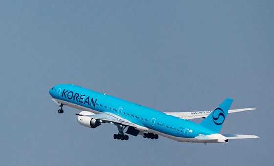 중동 사태 장기화 '국제유가 폭등'···국내 항공사, 유류할증료 올린다