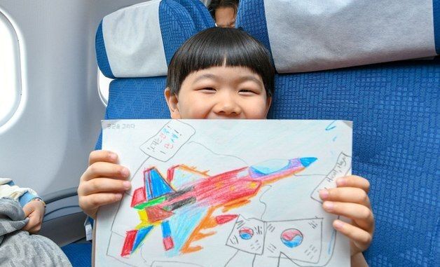공군 수송기에서 그림 그리는 어린이