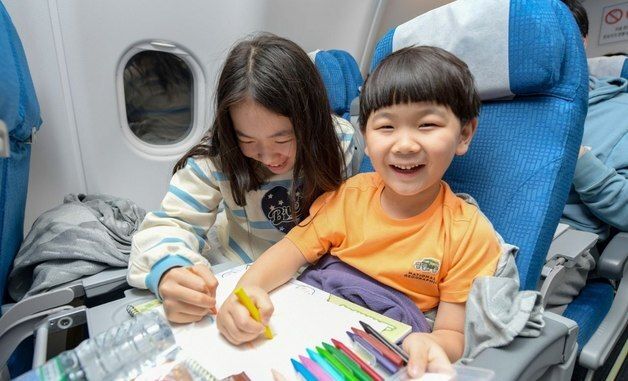 공군 수송기에서 그림 그리는 어린이