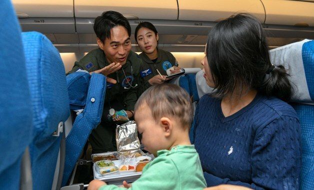 감기 증세 있는 어린이 살피는 군의관