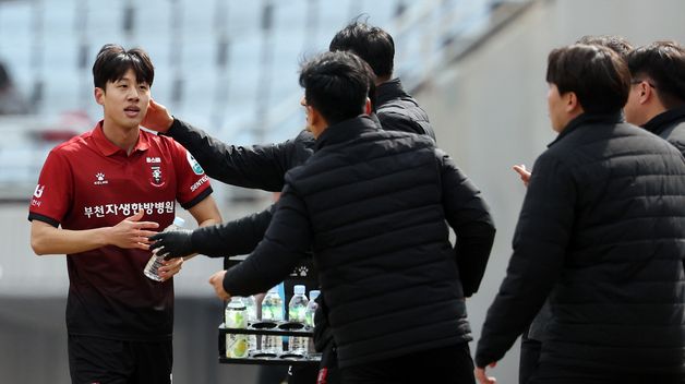 코칭스테프의 축하 받는 김민준