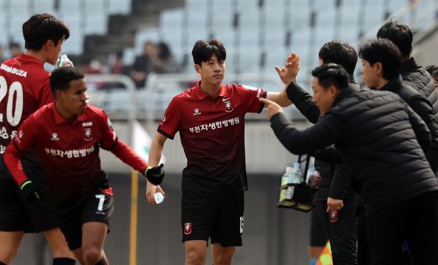 코칭스테프의 축하 받는 김민준