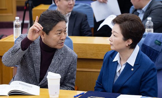 대화 나누는 김영배·이언주