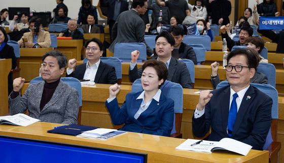 구호 외치는 이언주 최고위원과 참석자들