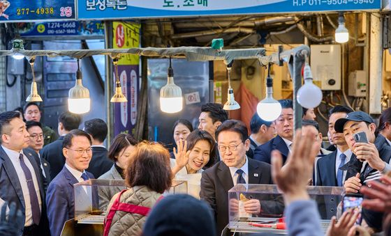 시민들과 인사 나누는 이재명 대통령·김혜경 여사