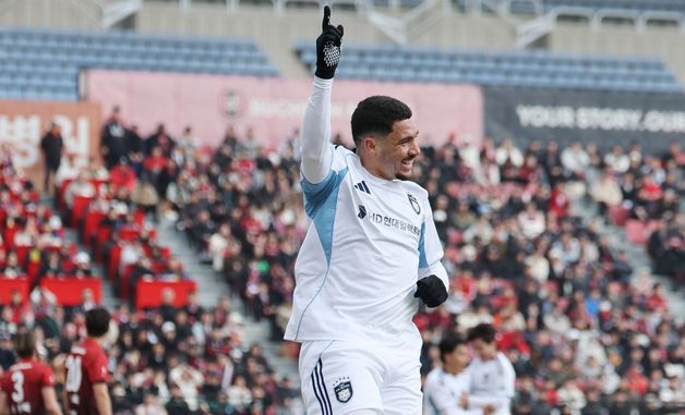 동점골 넣고 환호하는 야고