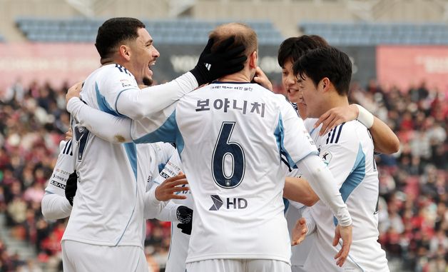 기쁨 나누는 울산 선수들