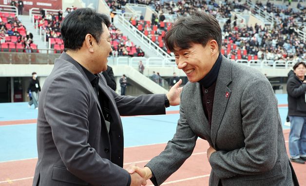경기 전 김현석 감독과 악수 나누는 이영민 감독