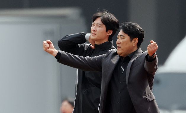 작전 지시하는 김현석 감독·곽태휘 코치