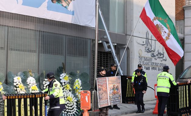 이란 정부 반대 및 미국 지지 집회하는 체한 이란인