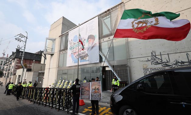 이란 정부 반대 및 미국 지지 집회하는 체한 이란인