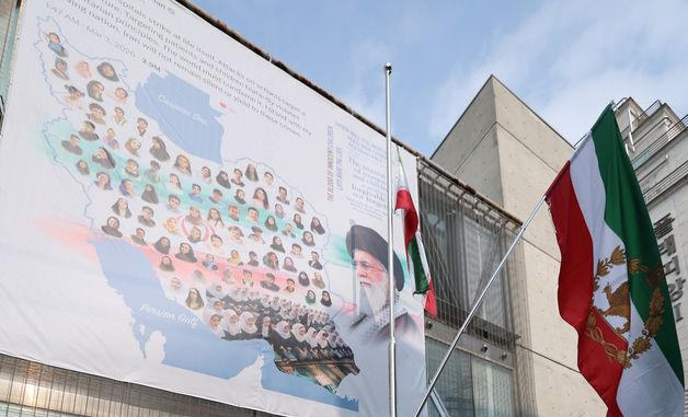 이란 정부 반대 및 미국 지지 집회하는 체한 이란인