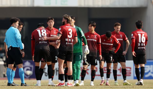 아쉬워하는 부천 선수들