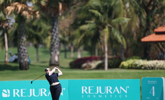 티샷 날리는 정소이