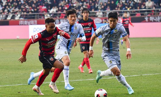 포항 주닝요 '드리블 돌파'