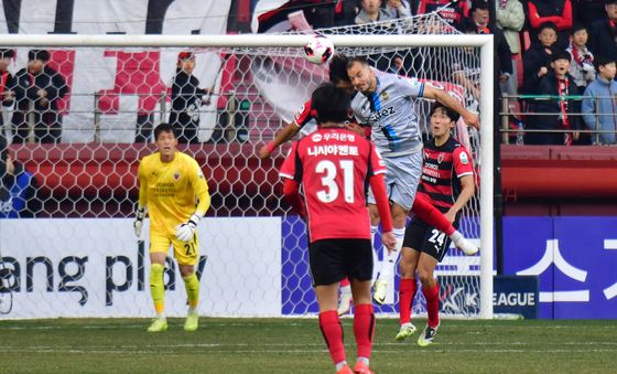 인천 무고사 '공중전'