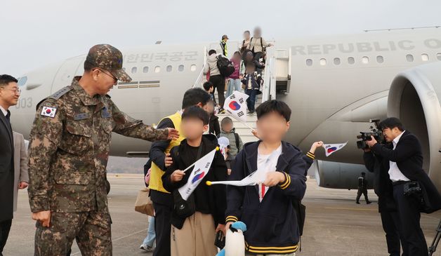 작전명 '사막의 빛'…중동 체류 한국인 204명 서울공항 도착